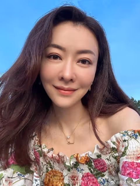 熊黛林為老公慶生,夫妻坐廉價渡輪接地氣,女方穿戴被指地攤貨