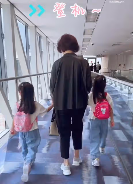 熊黛林為老公慶生,夫妻坐廉價渡輪接地氣,女方穿戴被指地攤貨