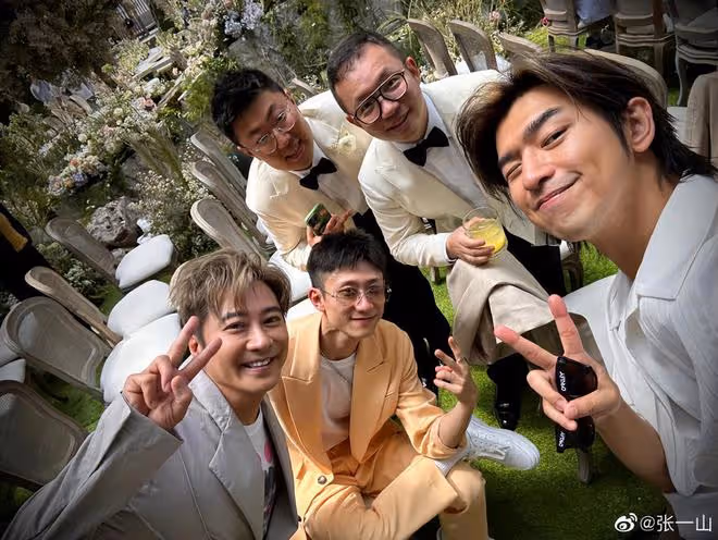 張一山曬與竇驍何超蓮婚禮合影,與陳柏霖等見證最美好的愛情