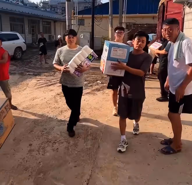 王寶強再次為災區行動:呼籲更多明星加入抗災隊伍,大家共渡難關
