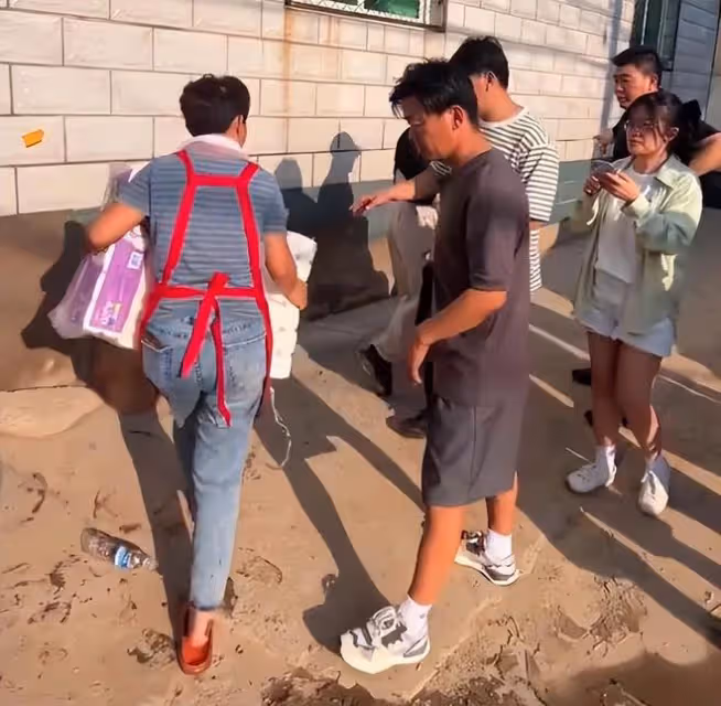 王寶強再次為災區行動:呼籲更多明星加入抗災隊伍,大家共渡難關