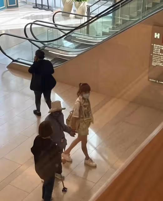 李玟倆姐姐陪媽媽逛街,86歲母親暴瘦10多斤,母女三人憔悴引擔憂