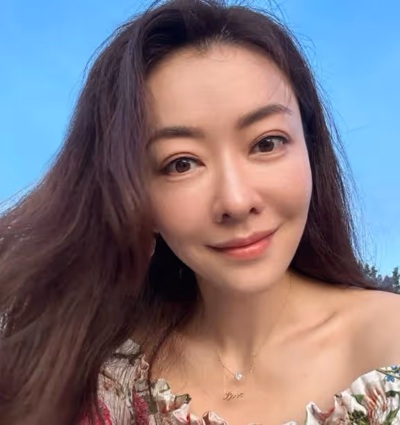 熊黛林為老公慶生，親密貼臉畫面太恩愛，女方皮膚緊緻不見老