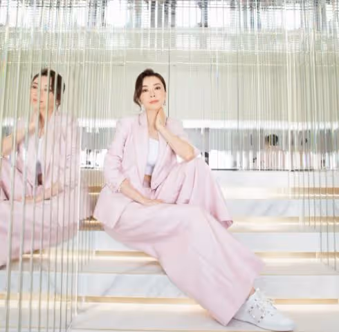 熊黛林為老公慶生，親密貼臉畫面太恩愛，女方皮膚緊緻不見老
