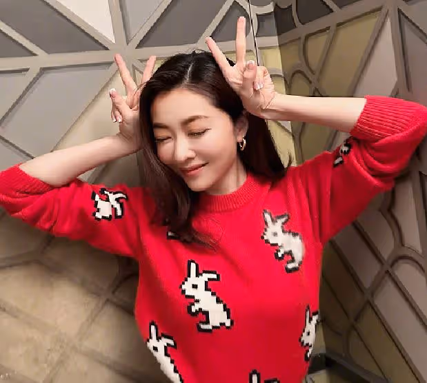 熊黛林為老公慶生，親密貼臉畫面太恩愛，女方皮膚緊緻不見老
