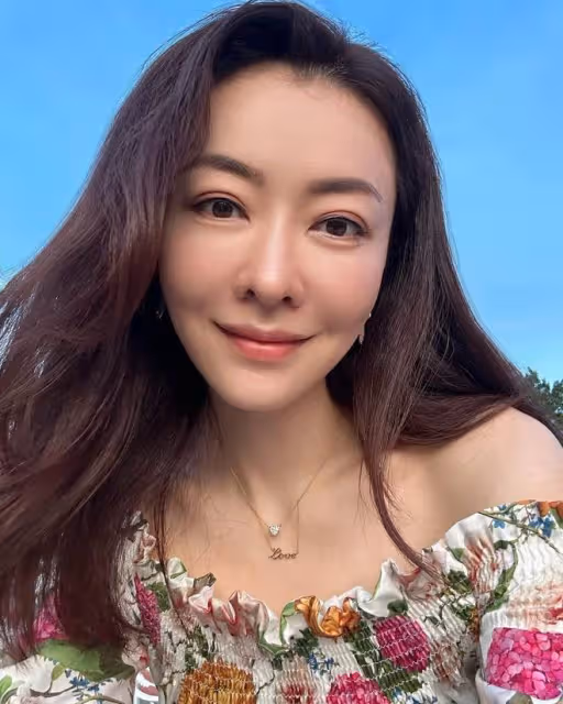 熊黛林為富豪老公慶祝生日，夫妻一起貼臉在海邊自拍