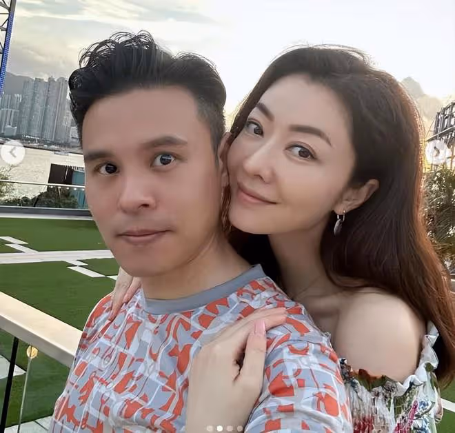 熊黛林為富豪老公慶祝生日，夫妻一起貼臉在海邊自拍