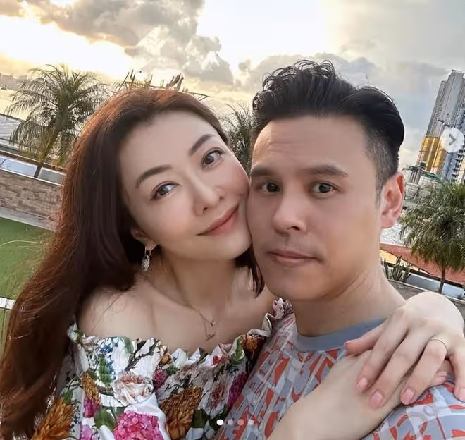 熊黛林為富豪老公慶祝生日，夫妻一起貼臉在海邊自拍