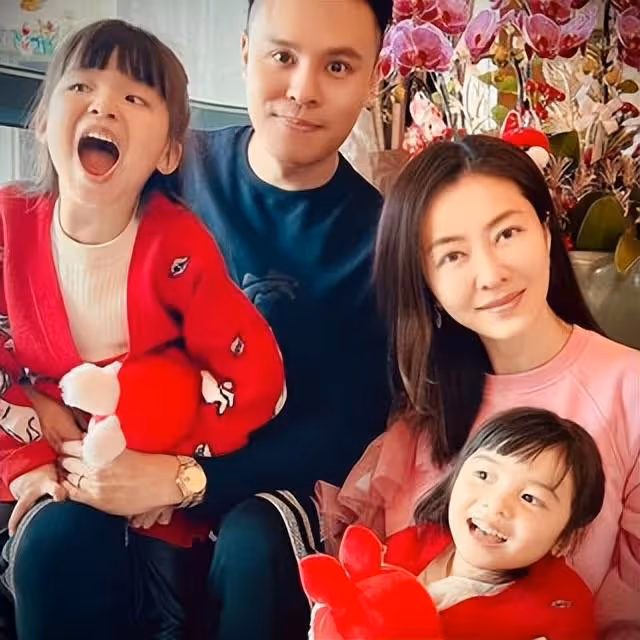 熊黛林為富豪老公慶祝生日，夫妻一起貼臉在海邊自拍
