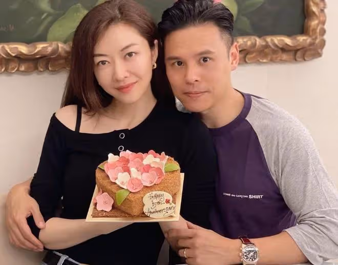 熊黛林為富豪老公慶祝生日，夫妻一起貼臉在海邊自拍
