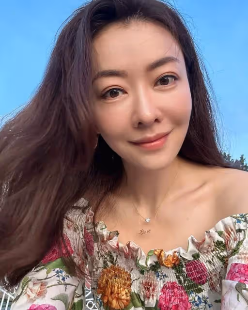 熊黛林為富豪老公慶祝生日,夫妻一起貼臉在海邊自拍
