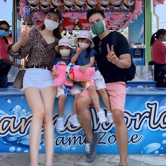 熊黛林為富豪老公慶祝生日,夫妻一起貼臉在海邊自拍