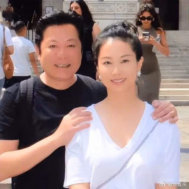 57歲老演員三代人定居美國：高調炫耀奢華生活，聲稱我奮鬥我享受
