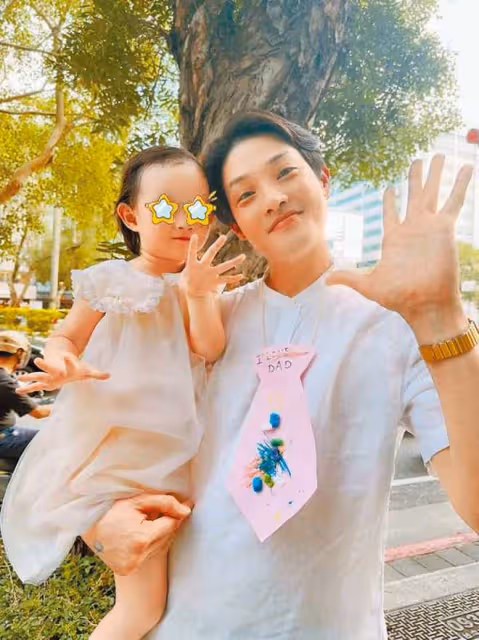 寇世勛祖孫三代近照曝光!3歲孫女可愛像爸,父母至今仍未結婚