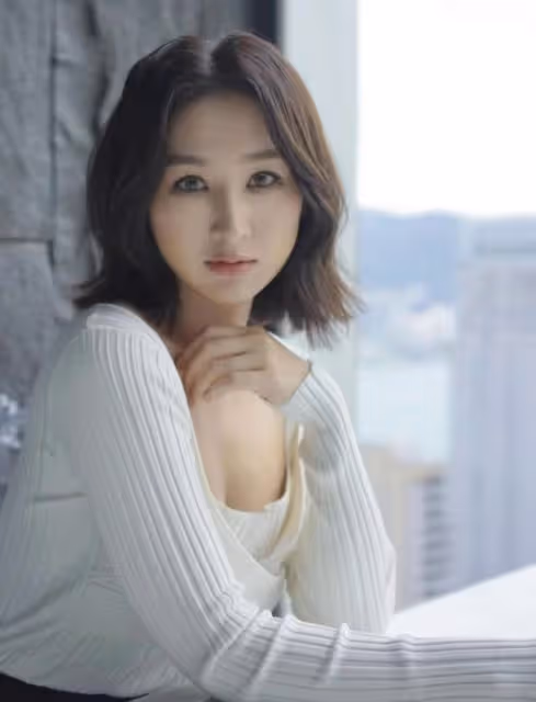甜美!36歲TVB女星曬男友視角照疑脫單,一身低胸長裙秀豐滿上圍