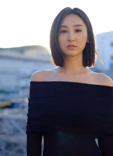 甜美!36歲TVB女星曬男友視角照疑脫單,一身低胸長裙秀豐滿上圍