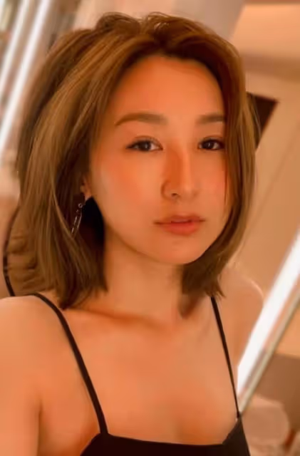 甜美!36歲TVB女星曬男友視角照疑脫單,一身低胸長裙秀豐滿上圍