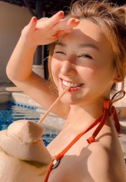 甜美!36歲TVB女星曬男友視角照疑脫單,一身低胸長裙秀豐滿上圍