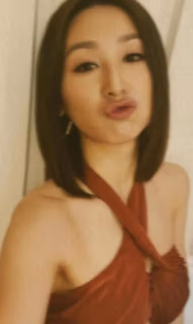 甜美!36歲TVB女星曬男友視角照疑脫單,一身低胸長裙秀豐滿上圍
