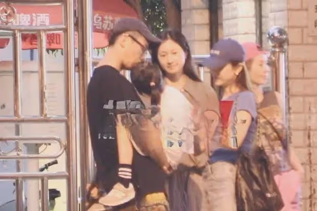 朱亞文一家和劉芸聚餐!40歲沈佳妮打扮樸素顯老態,夫妻如兩代人