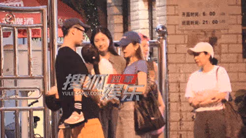 朱亞文一家和劉芸聚餐!40歲沈佳妮打扮樸素顯老態,夫妻如兩代人