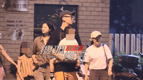 朱亞文一家和劉芸聚餐!40歲沈佳妮打扮樸素顯老態,夫妻如兩代人