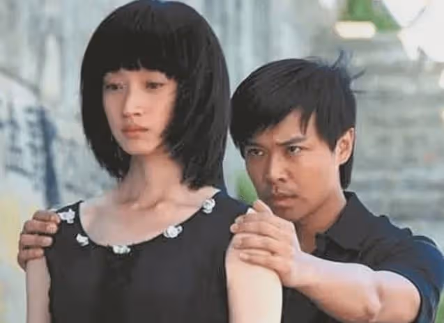 朱亞文一家和劉芸聚餐!40歲沈佳妮打扮樸素顯老態,夫妻如兩代人