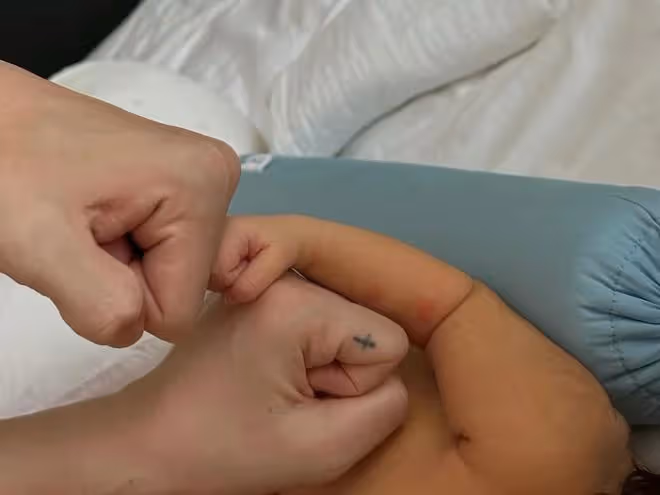 雎曉雯證實已誕下女兒，首曬一家三口互相碰拳，金大川留言秀恩愛
