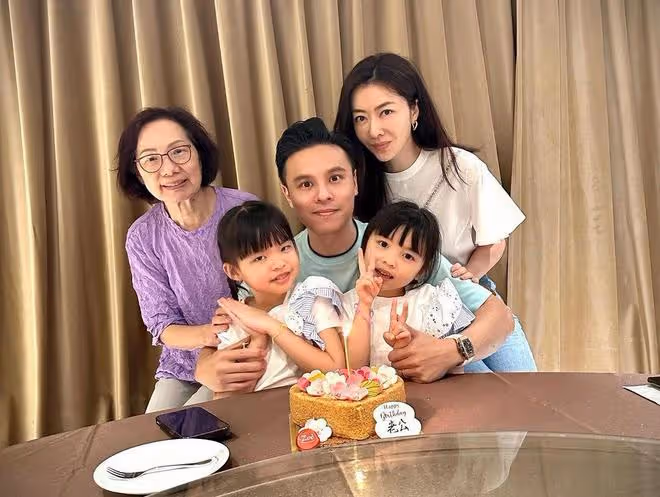 熊黛林老公曬全家福慶生,懷抱雙胞胎女兒,熊黛林與婆婆和睦同框