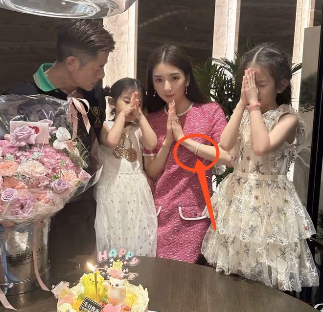 熊黛林老公曬全家福慶生,懷抱雙胞胎女兒,熊黛林與婆婆和睦同框