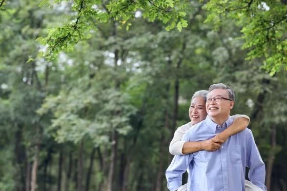 暑假和老伴去旅遊，偶遇兒子和親家母后，我做了一個狠心的決定