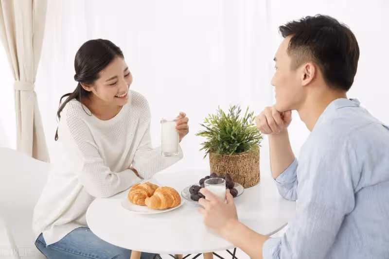 女友問我父母退休金多少,我隨口說1200,隔天女友打電話:分手吧