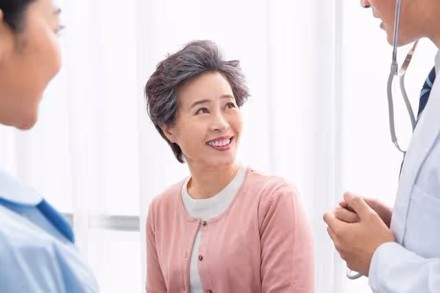 兒媳介紹熟人當保姆花錢遭罪，婆婆住養老院後悔，真實情況沒想到播