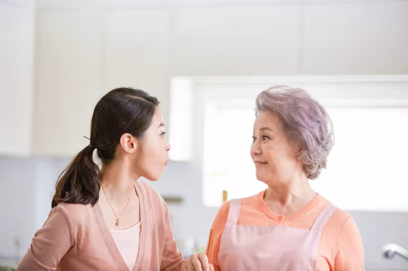 女兒兒媳打架,我打了兒媳兩巴掌,現在來兒子家養老,我忐忑不安