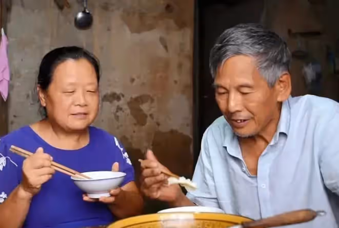 為了逃離農村,姐姐當年不惜嫁給殘疾的城裡人,日子過得一言難盡播