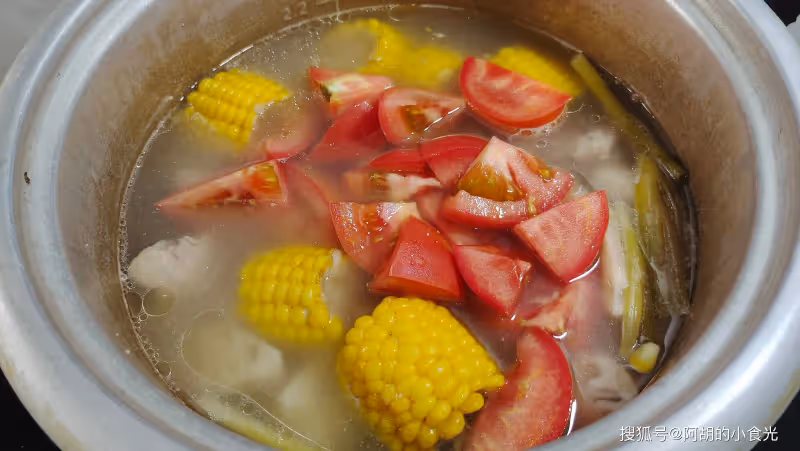 入秋後,排骨和它配絕了!不愧是「秋補第一碗湯」,香而不膩,煲一次、愛一次
