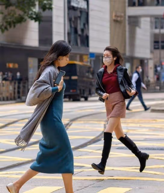 香港街拍女生太驚艷!裙子不過膝,鞋子平平底,簡約風高級感十足