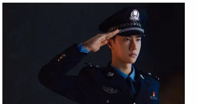 王一博曾被網友吐槽是冰塊臉,用實際行動告訴我們他也可以很man
