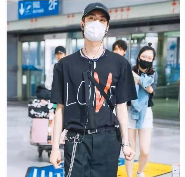 王一博曾被網友吐槽是冰塊臉,用實際行動告訴我們他也可以很man