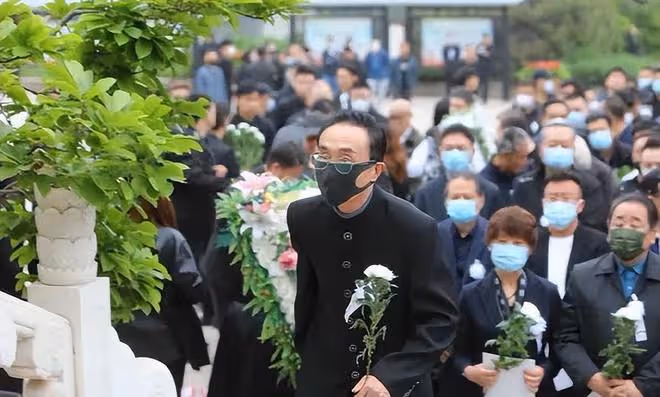 李建華遺體告別儀式:德雲社弟子無人到場,蔡明鞏漢林淚灑現場