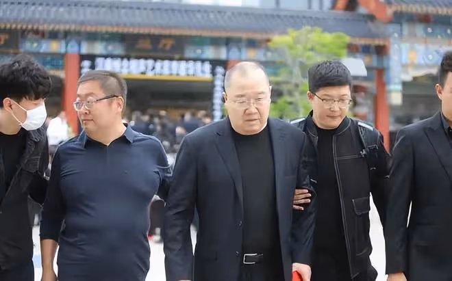 李建華遺體告別儀式:德雲社弟子無人到場,蔡明鞏漢林淚灑現場