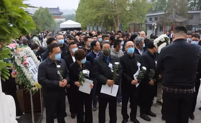 李建華遺體告別儀式:德雲社弟子無人到場,蔡明鞏漢林淚灑現場