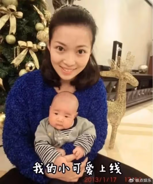 她是東方衛視名嘴，離婚後給兒子當媽又當爹，如今兒子是她的驕傲