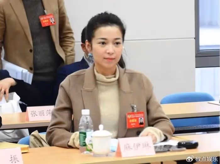 她是東方衛視名嘴，離婚後給兒子當媽又當爹，如今兒子是她的驕傲