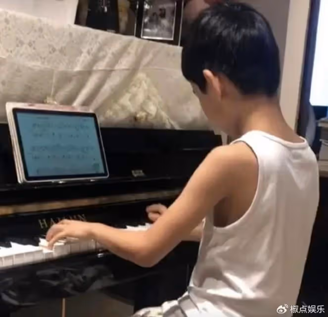 她是東方衛視名嘴，離婚後給兒子當媽又當爹，如今兒子是她的驕傲
