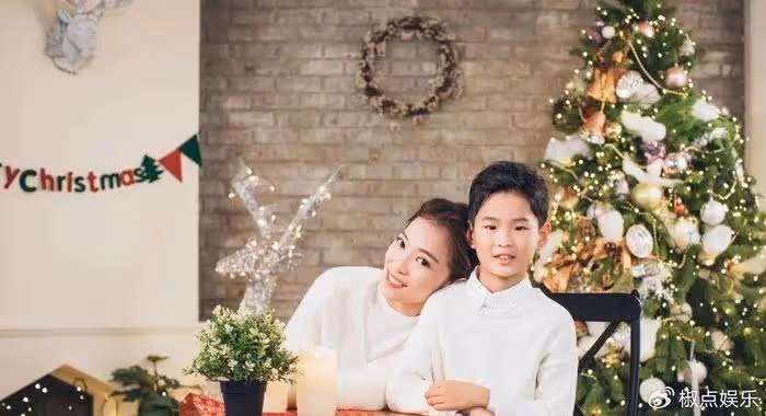 她是東方衛視名嘴，離婚後給兒子當媽又當爹，如今兒子是她的驕傲