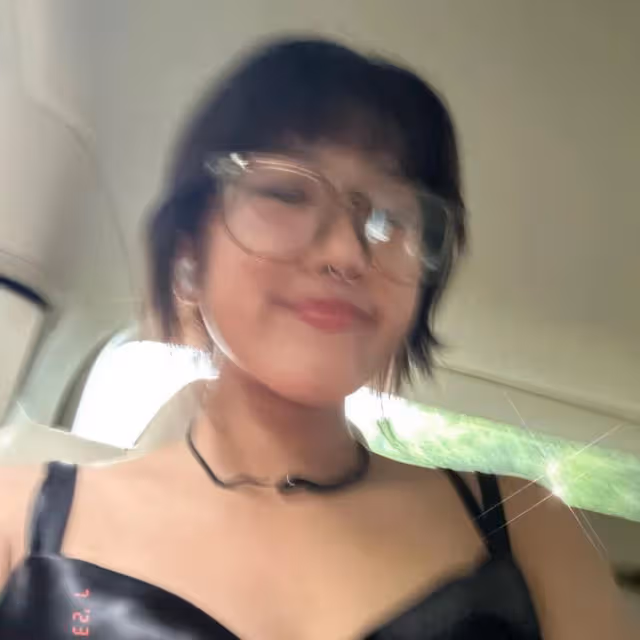 賈靜雯大女兒回上海曬全家福，與繼母顯親昵，生父頭髮花白變慈祥
