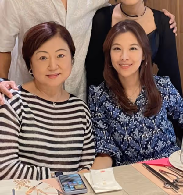賈靜雯大女兒回上海曬全家福，與繼母顯親昵，生父頭髮花白變慈祥