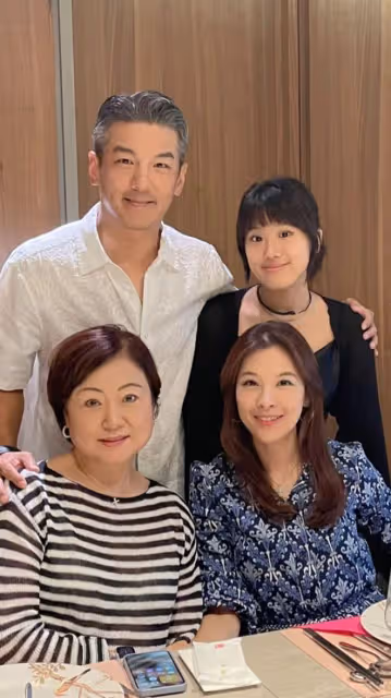 賈靜雯大女兒回上海曬全家福，與繼母顯親昵，生父頭髮花白變慈祥