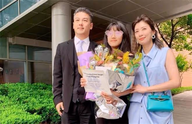 賈靜雯大女兒回上海曬全家福，與繼母顯親昵，生父頭髮花白變慈祥